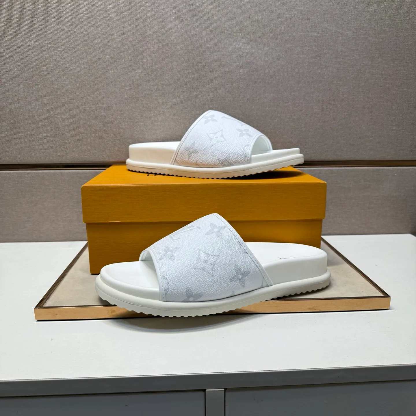 ⬛️Men's shoes 💰p320 [LV～] Men's casual slippers 2025z cabinet sales simultaneously 🔶Size: 38-44 #️⃣ 🔷3 colors🔜The upper is made of multi-material splicing ➕Genuine leather lining, comfortable and breathable, sole: original comfortable and wear-resistant outsole, ⚠️real thing📱photographed🎬real thing is better📢📢📢